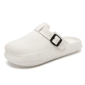 Zoccoli leggeri in EVA bianco con cinturino a fibbia nera per un uso confortevole.