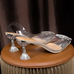 Vue latérale de sandales transparentes élégantes avec boucle en cristal et talon