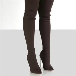 Vue détaillée de bottes hautes au-dessus du genou en maille noire avec talons aiguilles
