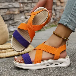Gros plan des sandales compensées pour femmes avec des brides bicolores orange et violet