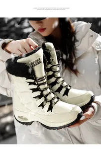 Primer plano de botas de nieve para invierno con forro de felpa y suela de aire