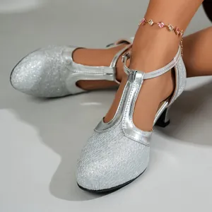 Vista dettagliata delle scarpe da ballo latino argento con elegante design a cinturino a T.