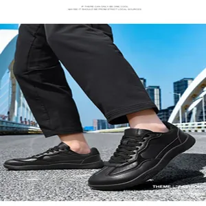 Primo piano di scarpe casual nere leggere e antiscivolo indossate durante una passeggiata