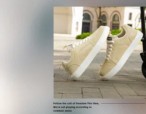 Vue détaillée de baskets beiges minimalistes à semelles épaisses en extérieur ensoleillé