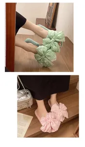 Primer plano del lazo grande en las zapatillas de lino transpirables rosa y verde menta