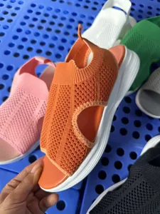 Nahaufnahme des atmungsaktiven Fly-Knit-Obermaterials bei diesen Plateau-Sandalen