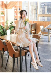 Detailaufnahme cremefarbener Retro-Ledersandalen mit Klettverschluss an einem Modell