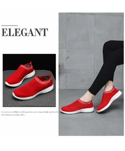 Detailansicht der roten, atmungsaktiven Fly-Knit Slipper für Damen am Modell und liegend