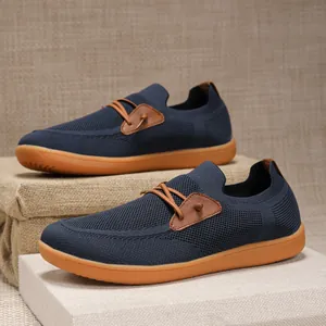 Bequeme dunkelblaue, atmungsaktive Fly-Knit-Freizeitschuhe für Herren mit breiter Spitze
