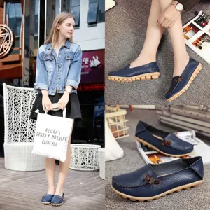Detailansicht der dunkelblauen Echtleder-Loafer mit weicher Textur und rutschfester Sohle