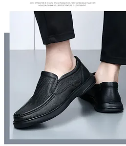 Gros plan de mocassins en cuir noir respirant avec détails perforés sur mannequin