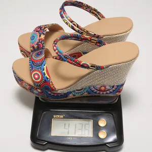 Detailed weight measurement showing colorful wedge sandals at 413.8g for lightweight comfort