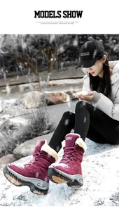 Botas de nieve burdeos para mujer con forro de felpa grueso en un paisaje de invierno