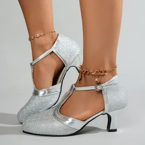 Scarpe da ballo latino argento glitterate per donna con cinturino a T e tacco a spillo.