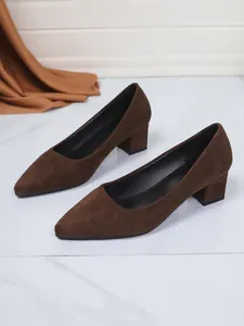 Elegante dunkelbraune Wildleder-Pumps mit spitzer Zehenkappe und Blockabsatz für Damen