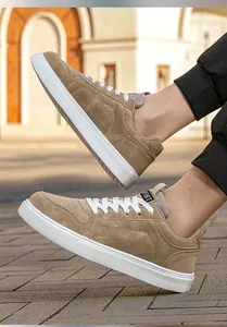 Vue macro détaillée de baskets en daim kaki avec des semelles compensées blanches épaisses