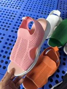 Detailansicht der pinken und orangefarbenen Damen-Netzstrick-Plateaustandalen