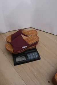 Detailansicht zeigt das leichte Gewicht von 222,6 g dieser weinroten Plateauschuhe.