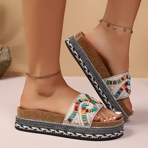 Sandalias de plataforma étnicas para mujer con cuentas de colores y suela corcho