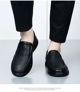 Gros plan de mocassins en cuir noir perforé pour hommes avec un design respirant et évidé.