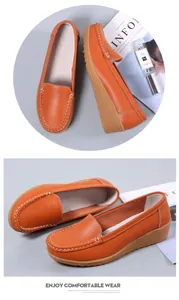 Orangefarbene Keil-Loafer aus Leder mit Ziernähten und dicker Sohle im Detail