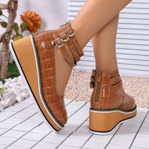 Chaussures à talons compensés marron effet croco avec brides cheville et zip arrière