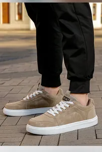 Gros plan de baskets à plateforme kaki avec lacets blancs dans un décor extérieur