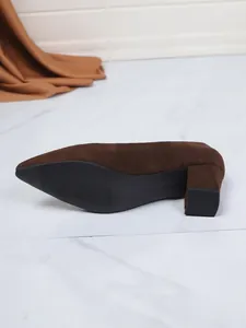 Detailansicht der eleganten braunen Wildleder-Pumps mit spitzer Zehenpartie und Blockabsatz