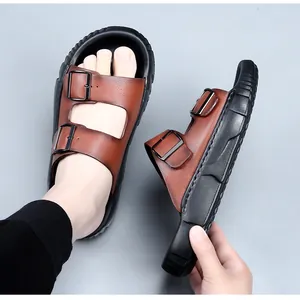 Détail latéral de sandales en cuir marron pour hommes avec doubles boucles noires
