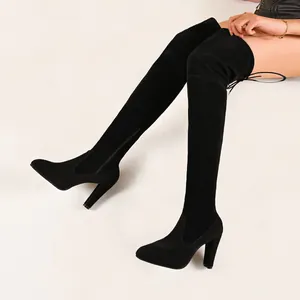 Vue détaillée de bottes cuissardes en daim noir avec bout pointu et talon haut bloc