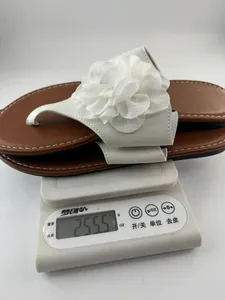 Primer plano que muestra el peso ligero de 255,5 g de las sandalias de flores
