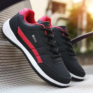 Baskets en cuir noir imperméables avec accents rouges et semelle antidérapante blanche