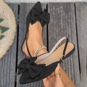 Elegante zwarte platte sandalen met spitse neus, grote strik en verstelbaar hielbandje