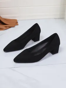 Elegante schwarze Wildleder-Pumps mit spitzer Kappe und bequemem Blockabsatz für das Büro