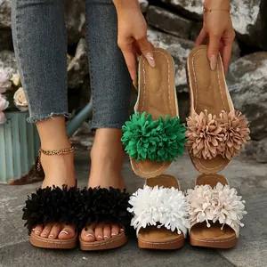 Détail montrant les couleurs des sandales compensées pour femmes avec fleurs en tissu