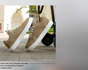 Baskets décontractées kaki à semelle épaisse présentées dans un décor urbain