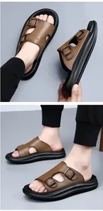 Détails de sandales pour hommes en cuir marron avec double boucle et semelles antidérapantes
