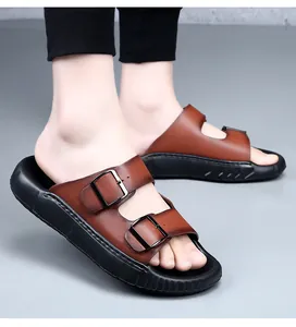 Gros plan sur les sandales en cuir véritable marron pour hommes à double boucle réglable