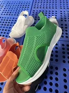 Detail von Mesh Fly-Knit Sport-Sandalen mit Plateausohle in diversen leuchtenden Farben