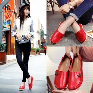 Detailansicht der roten Damen-Slipper aus echtem Leder mit weicher flacher Sohle