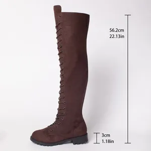 Vue détaillée de bottes marron lacées au-dessus du genou avec mesures du talon et tige