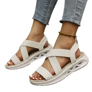 Détail de la vue latérale des sandales à plateforme pour femmes avec brides croisées.