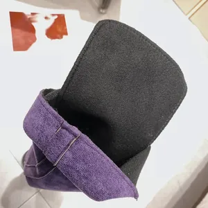 Dettaglio dello stivale sopra il ginocchio in camoscio viola con fodera nera