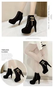 Détail de bottines à talons aiguilles noires avec boucle et lacets.