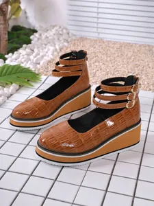 Élégants escarpins compensés en cuir verni marron motif croco avec triple bride