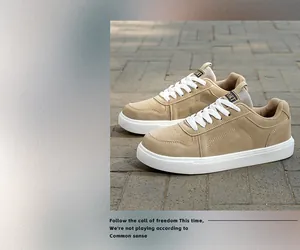 Vue latérale de baskets élégantes en cuir kaki à semelle épaisse sur un pavé.