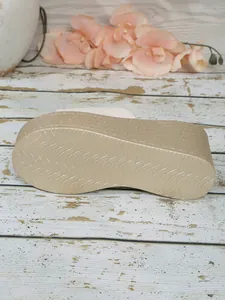 Vue détaillée de la semelle de sandale compensée dorée avec texture ondulée taille 37
