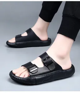 Vue détaillée des sandales pour hommes en cuir noir véritable avec boucles réglables