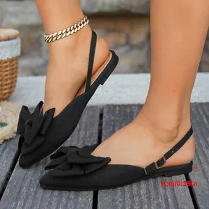 Elegante zwarte platte sandalen met puntige neus, grote strik en 1 cm hakhoogte