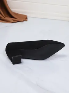 Detailansicht der schwarzen Wildleder-Pumps mit Blockabsatz und rutschfester Sohle